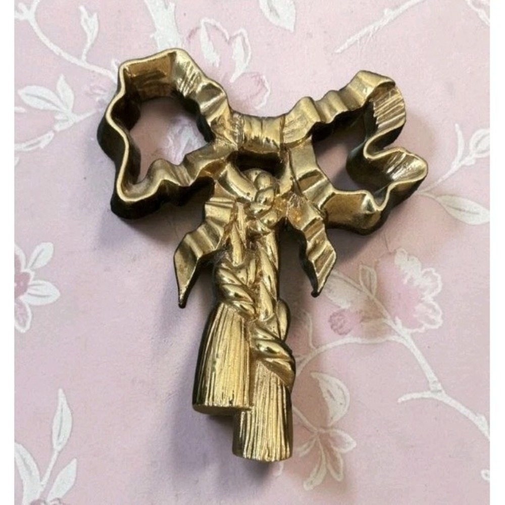 VTG Burwood bow tassel ribbon wall decor Romantic Cottagecore Granny Shabby Chic